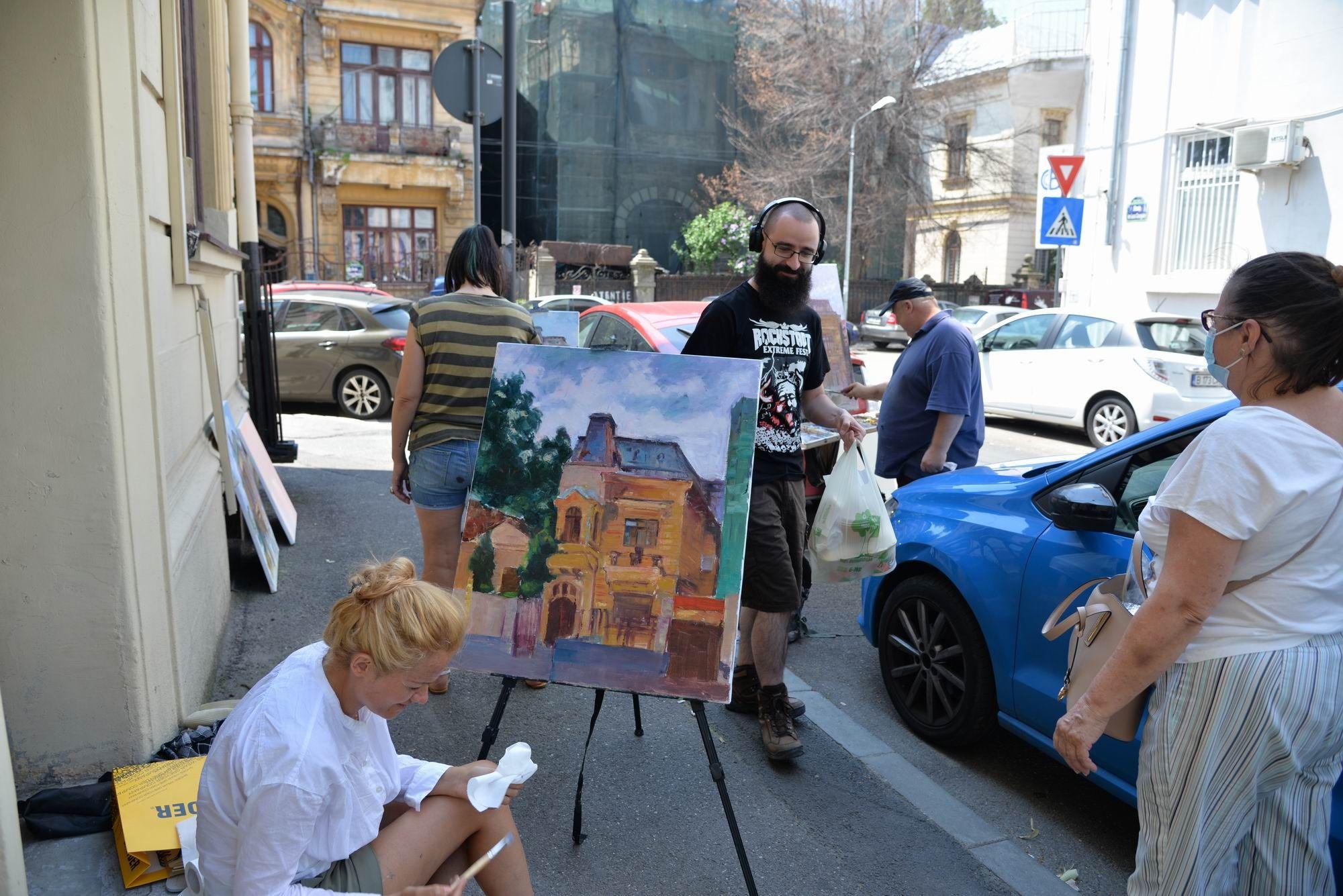 Trecător printre șevaletele de pe trotuar. Foto Lucian Muntean