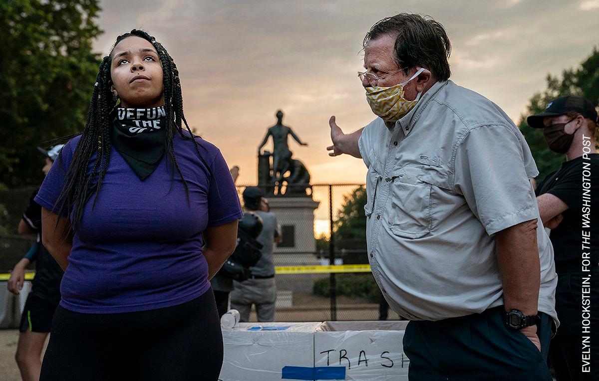 Un bărbat și o femeie sunt în dezacord cu privire la înlăturarea monumentului Emancipation Memorial din parcul Lincoln, Washington DC. Foto: Evelyn Hockstein / Washington Post
