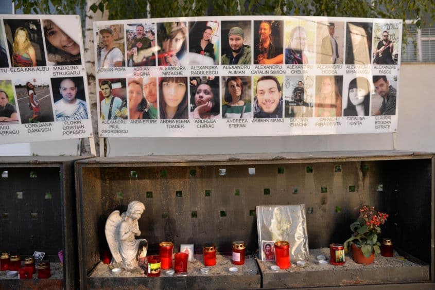 În faţa fostului club Colectiv se poate aprinde o lumânare în memoria celor ce s-au dus. Foto: Lucian Muntean