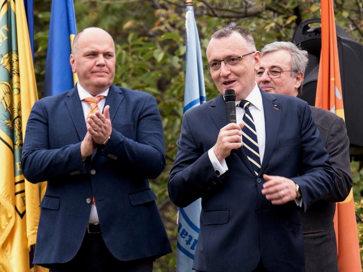 Sorin Cîmpeanu în octombrie 2016, după mandatul ministerial de un an în Guvernul Ponta. Lângă acesta, Răzvan Teodorescu, actualul rector interimar al USAMV, care în 2014-2015, cât timp șeful său a fost ministru al Educației, a asigurat conducerea Consiliului Național al Rectorilor, prezidat de Sorin Cîmpeanu începând cu 2013.