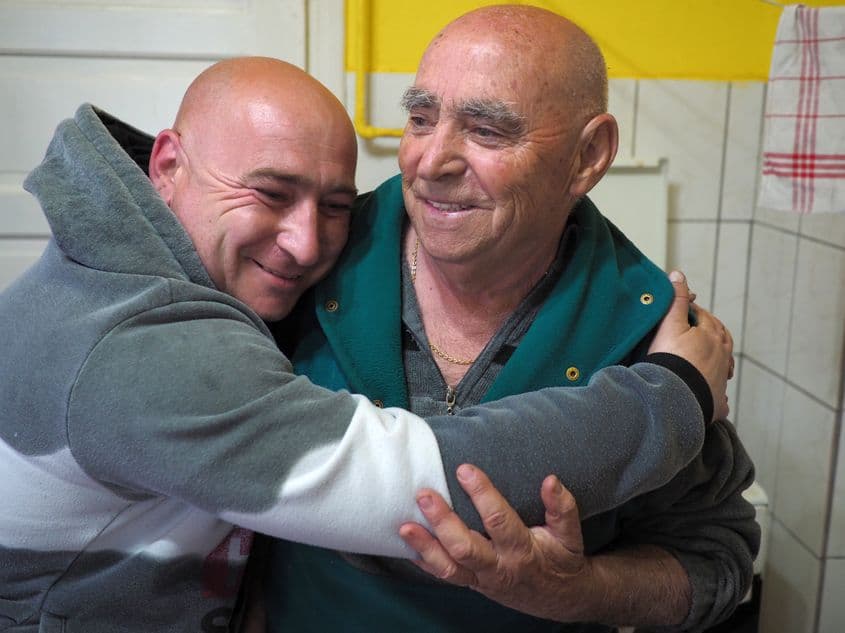 Moment de tandrețe tată-fiu, în ziua când Péter bácsi a împlinit 42 de ani de căsătorie.