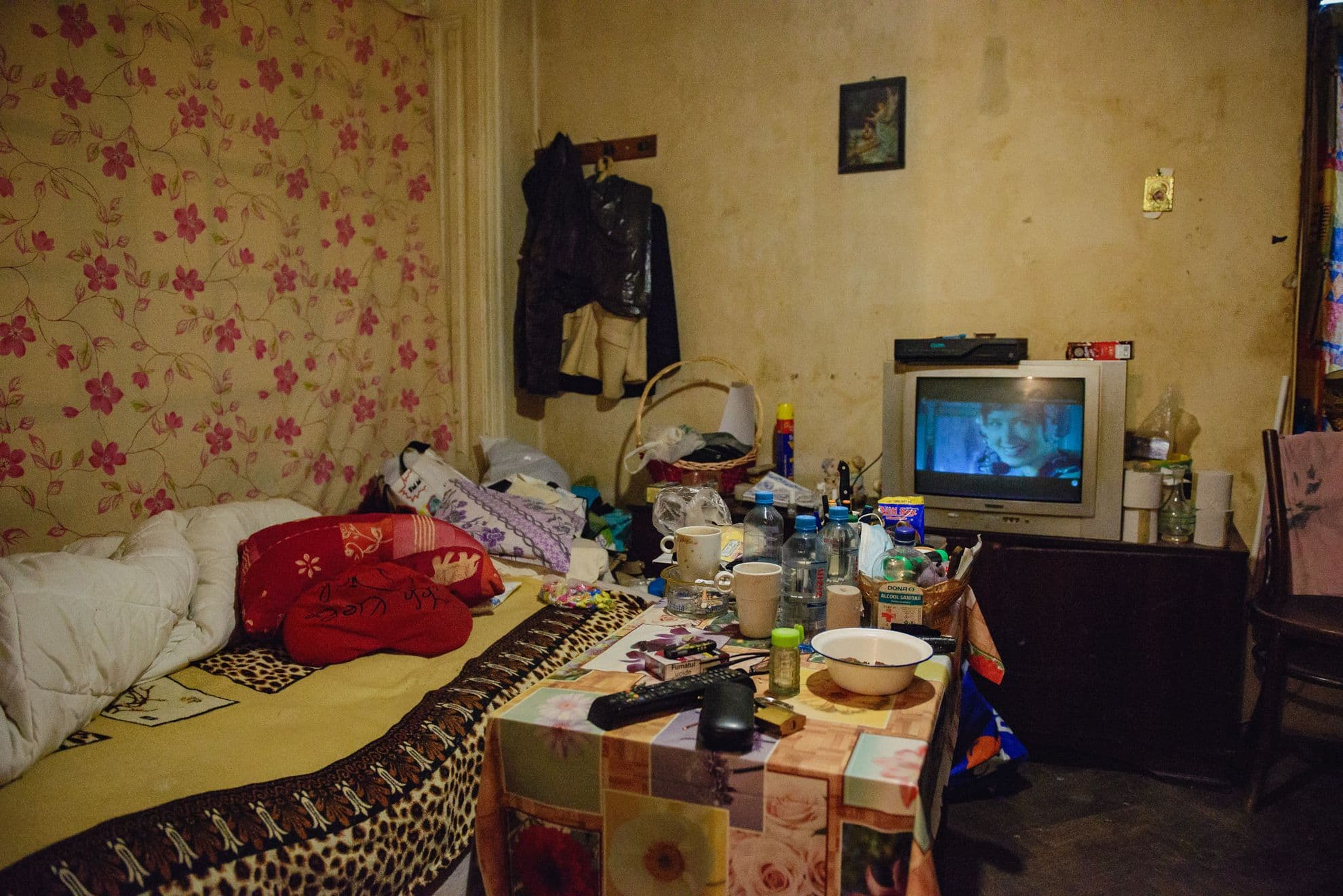 "Încercăm să ținem curat, cum putem", spune una dintre femei, în timp ce ne conduce prin casa pe care o împarte cu prietena ei.