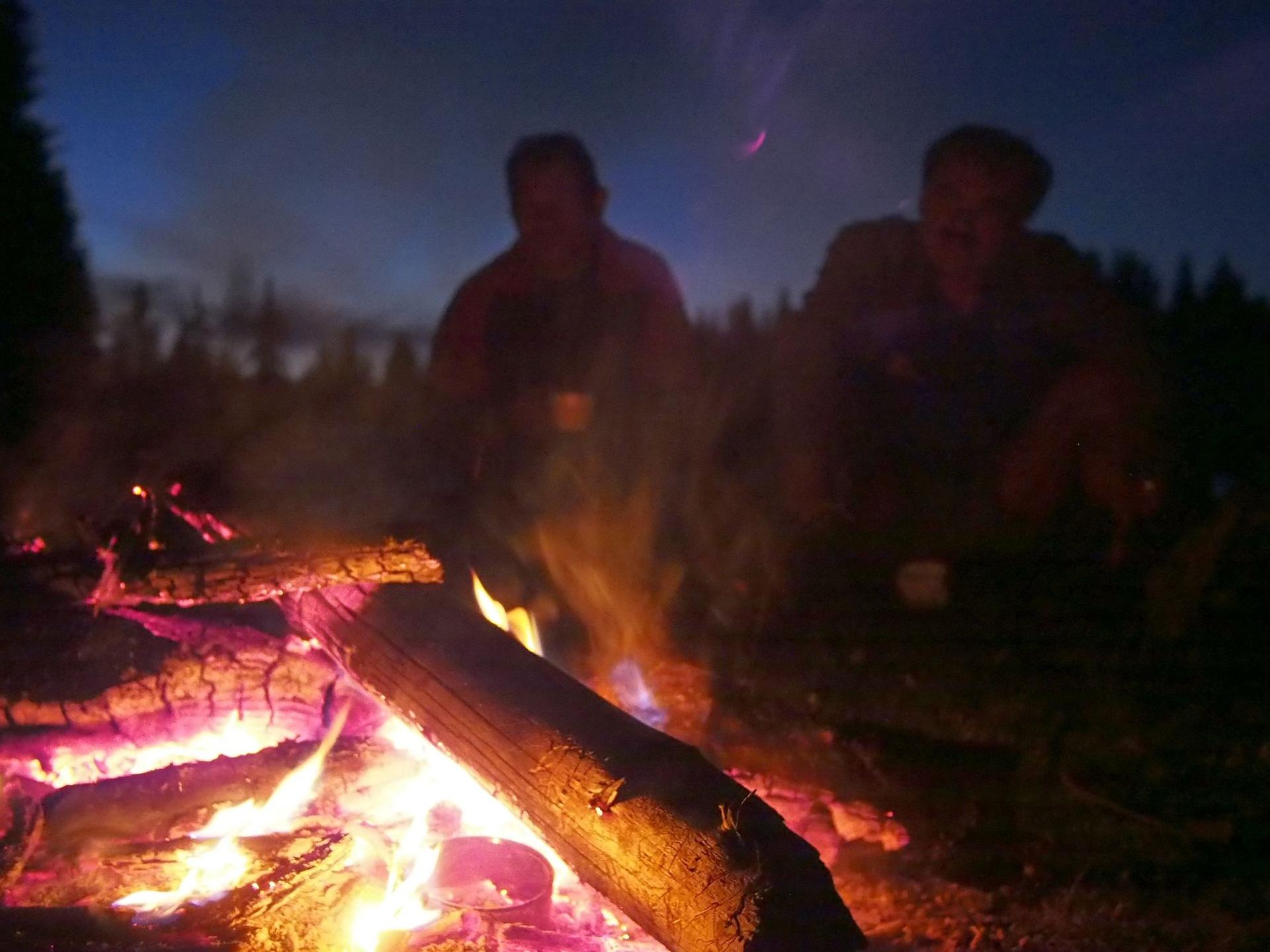 Așa ne-am gândit despre drumul nostru, multe seri pe drum, la foc. Și nu a fost rău.