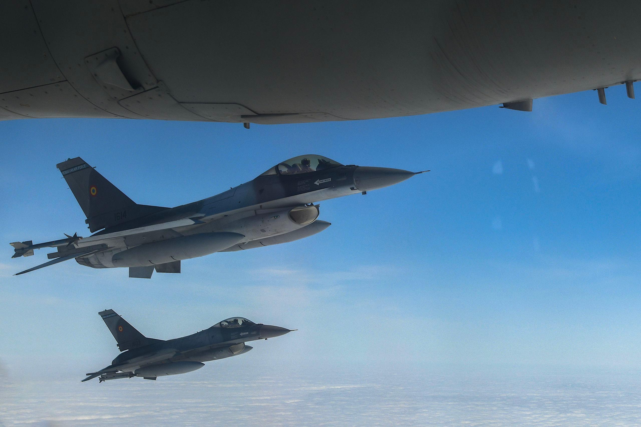 Aeronave F-16 ale Forțelor Aeriene Române și Forțelor Aeriene Turce desfășoară un exercițiu demonstrativ de poliție aeriană întărită. Piloții români și turci aplică procedurile NATO. Miercuri, 6 martie 2024. Inquam Photos / Eduard Vanatoru