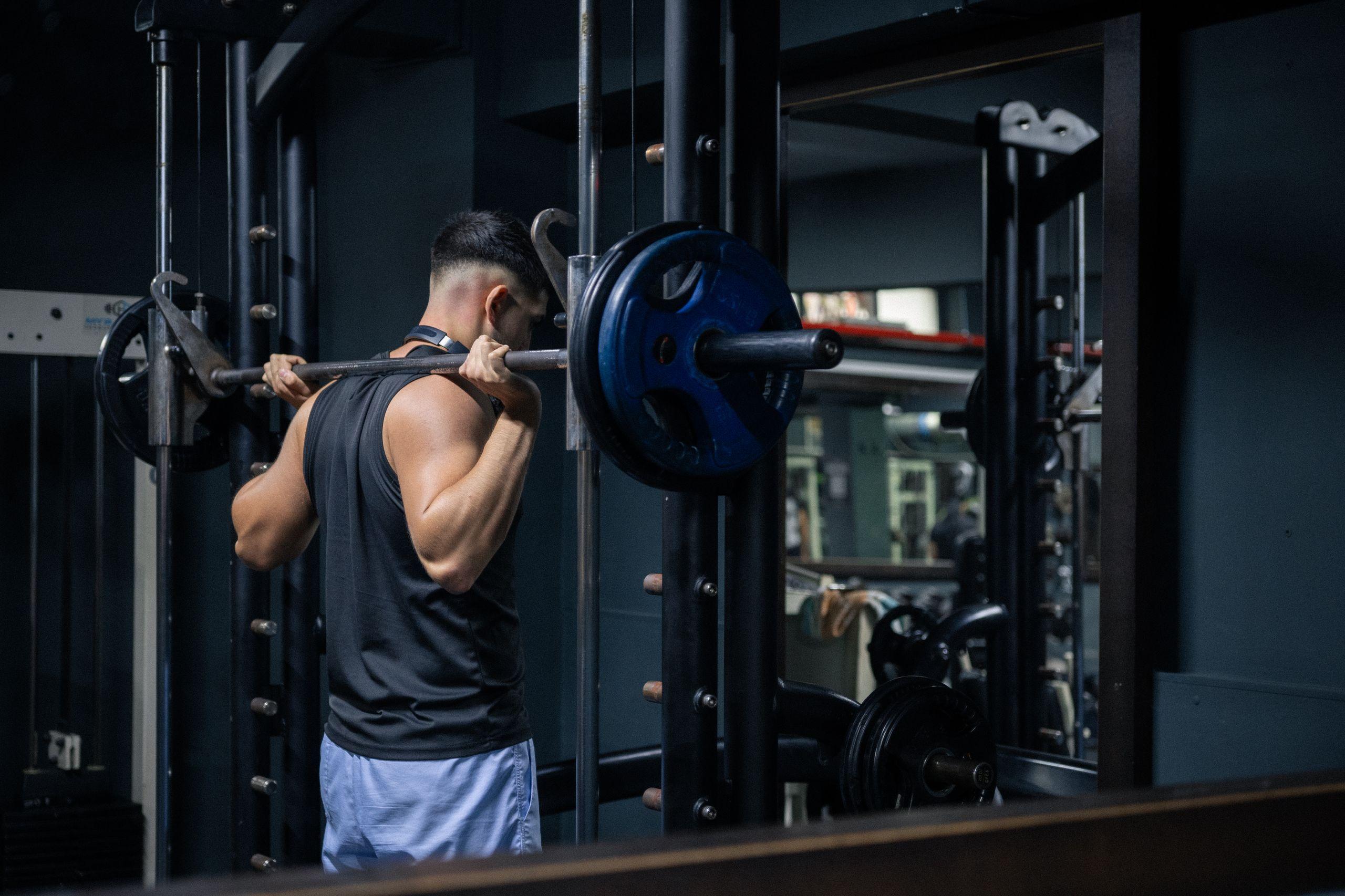 Foto: Daria Gizdavu. M ridică greutăți la un aparat cu bară.