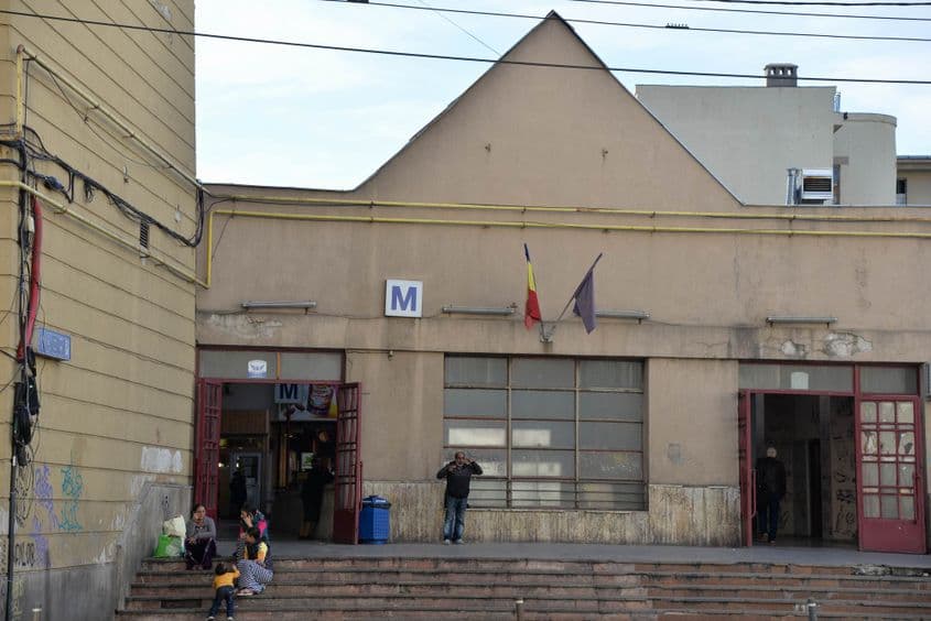 Una dintre intrările laterale ale Gării de Nord, fără rampă de acces pentru persoanele cu dizabilități. Foto: Lucian Muntean