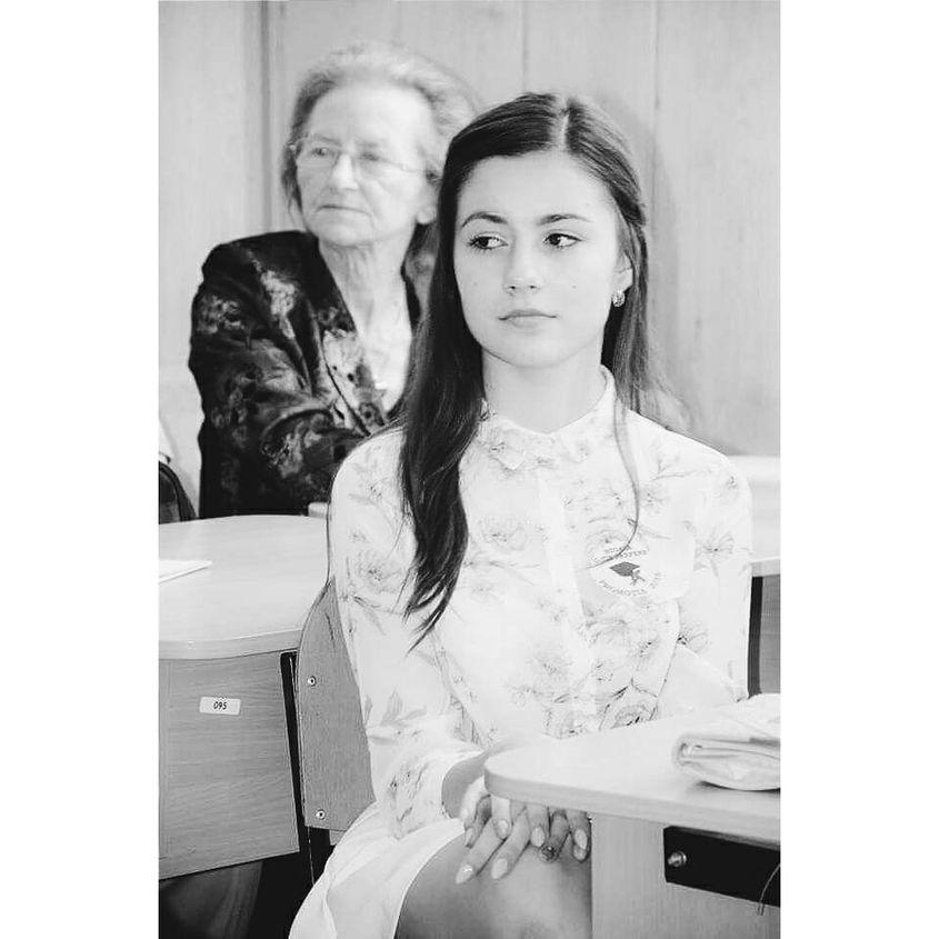 Mălina Gîndu, în prin-plan. Bunica, învățătoare, urmărește cu atenție din spate. Foto: arhiva personală