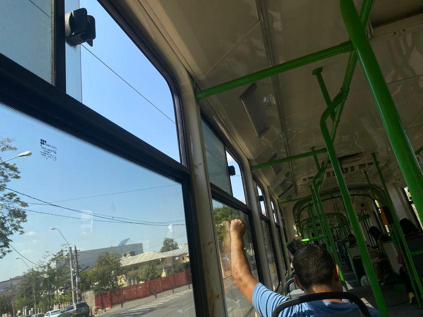(Geamuri deschise în loc de aparate de aer condiționat în multe mijloace de transport în comun din București)
Foto: Alina Zibrițchi/PressOne