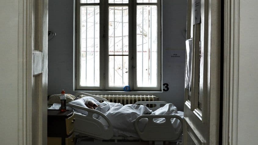 În ultimul stadiu al bolii, care poate dura și ani de zile, pacienții nu se mai pot mișca deloc.