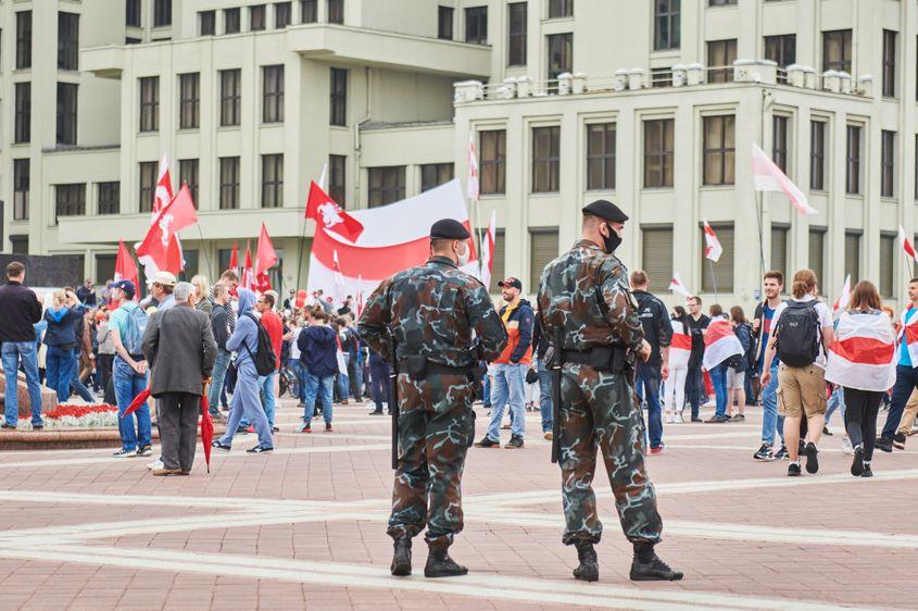 Minsk, Belarus, 23 august 2020. Marșul libertății pe bulevardul Independenței din Minsk. Forțele speciale de poliție, prezente la un protest pașnic pentru o schimbare constituțională a puterii. Foto © Dmitry Kalinovsky | Dreamstime.com