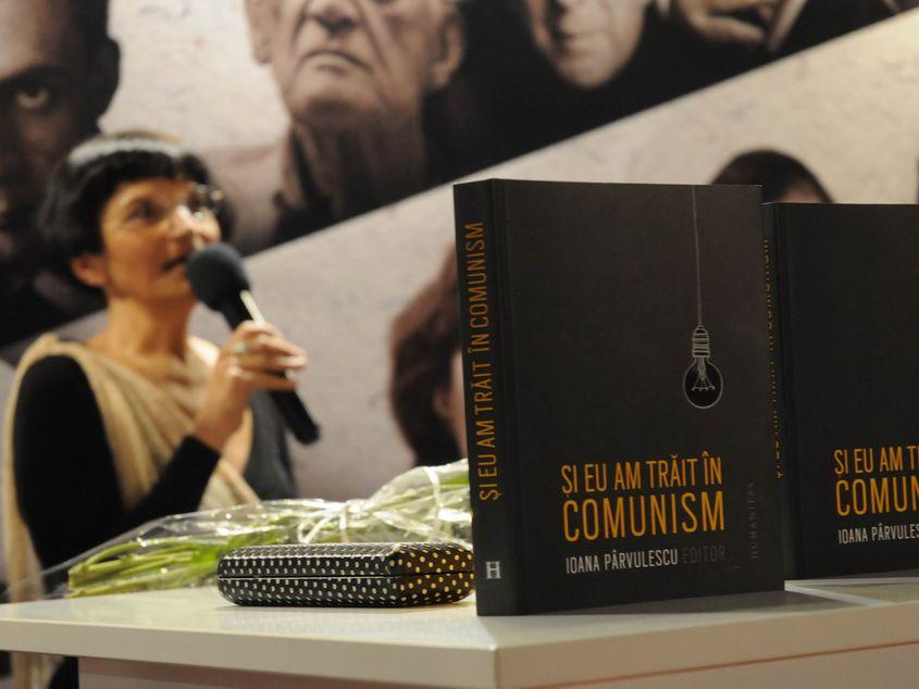 Ioana Pârvulescu, vorbind la lansarea volumului "Şi eu am trăit în comunism", în noiembrie 2015, la Târgul Gaudeamus. Foto: Lucian Muntean