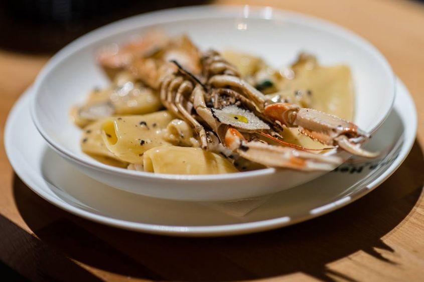 Paccheri cu langustine și trufe.