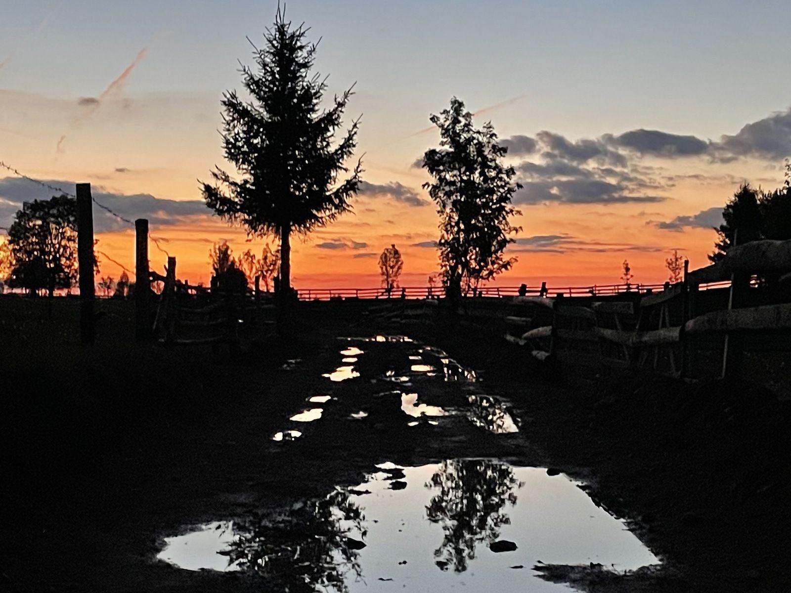 Timpul trece lent la munte, în schimb uneori peisajul e răpitor.