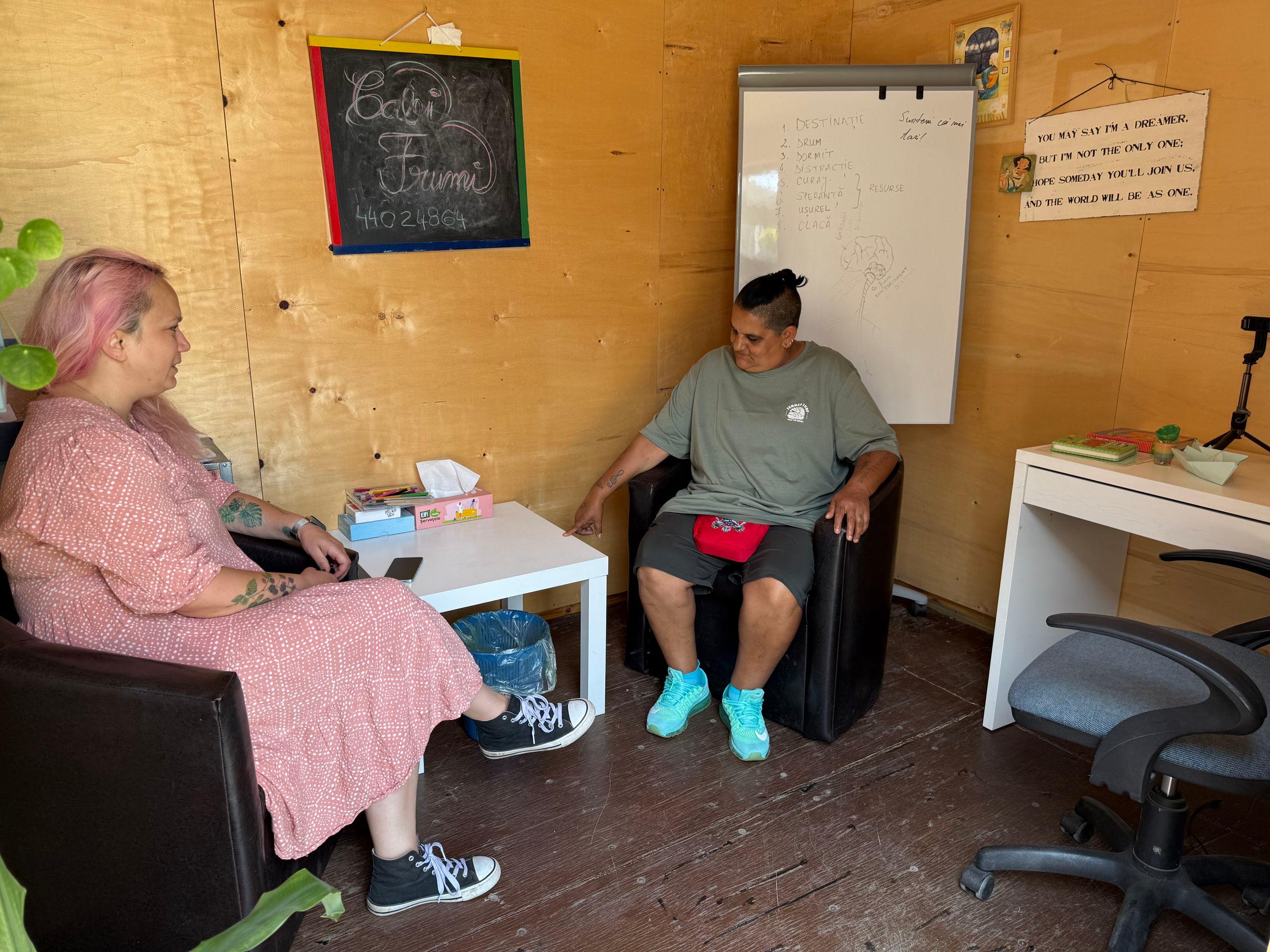 Alina, una din terapeuții din proiectul Un Loc, împreună cu Ana, înaintea unei ședințe de terapie. Foto: Oana Moisil