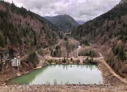 „Siguranță națională” fără nicio expertiză. Cum forțează statul finalizarea hidrocentralei comuniste de la Răstolița, deși a pierdut definitiv în instanță