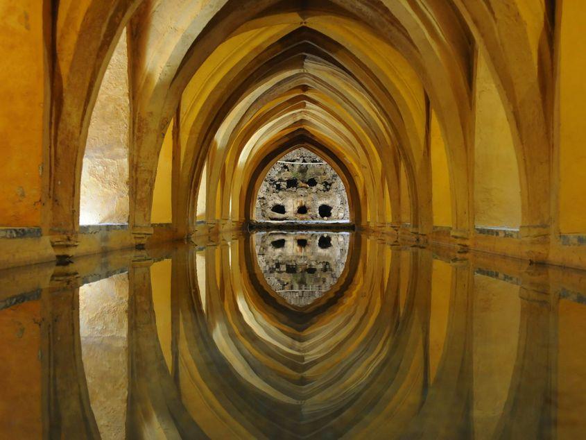 Baia cu arcade din piatră "Los Baños de Doña María de Padilla", aflată în grădina Palatului Regal din Sevilla. Foto: Lucian Muntean