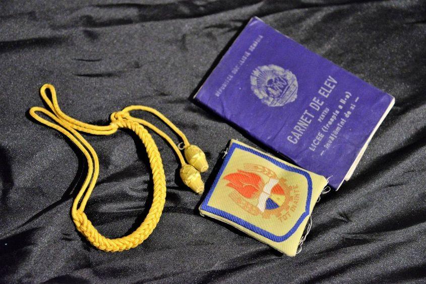 Carnet de elev, ecuson de pionier şi şnurul comandantului de detaşament. Foto: Lucian Muntean