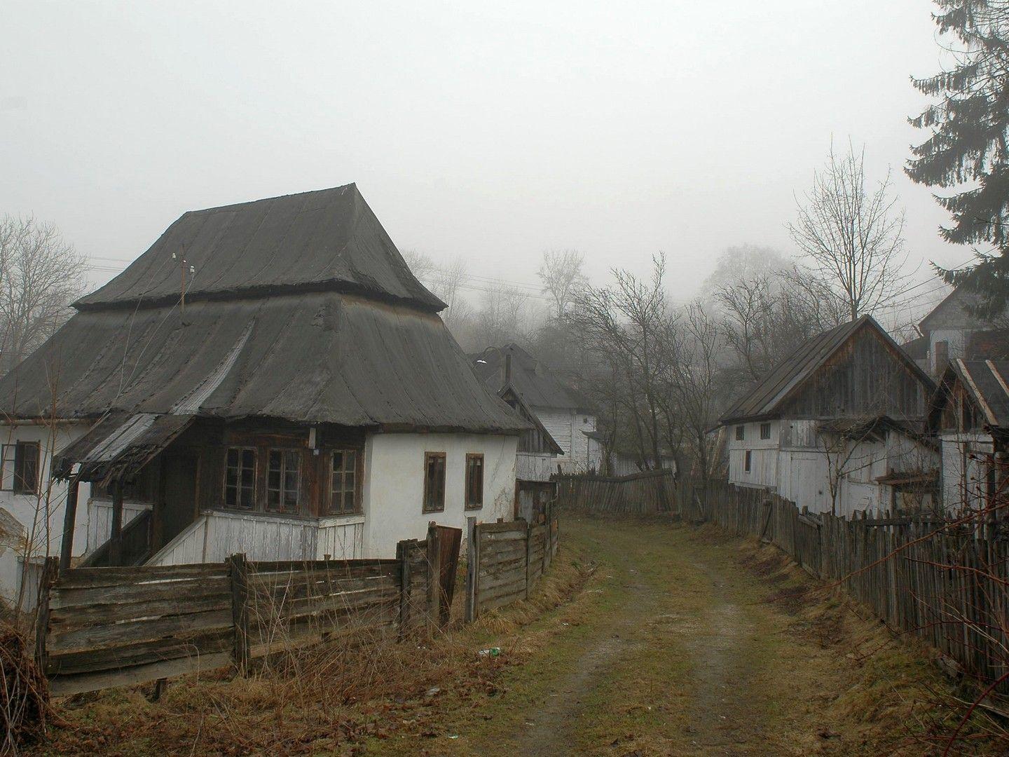 Uliță mărginașă cu case abandonate