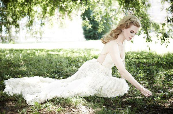 În 2013, Nicole Kidman a ales această fotografie, în care poartă o rochie MLH, pentru cover-ul paginii sale de Facebook. (Foto: MLH)