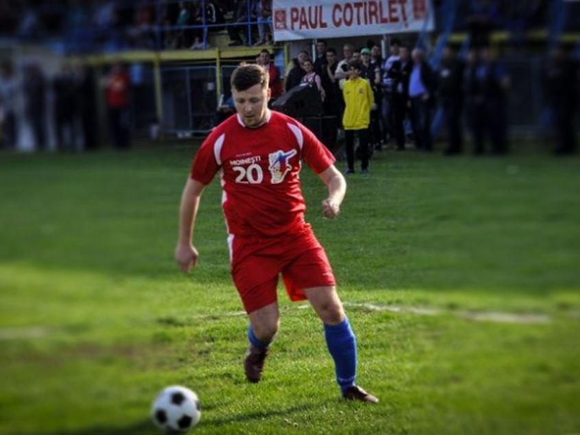 Paul Cotîrleț, în campanie electorală pe stadionul din oraşul natal, Moineşti. Foto: <a href='http://desteptarea.ro'>desteptarea.ro</a>