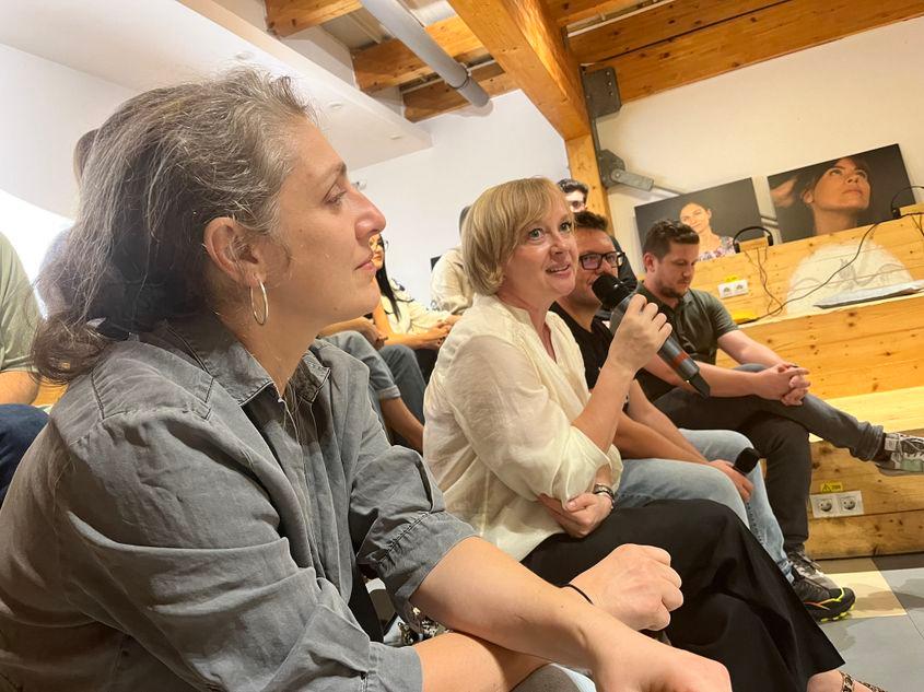 Emilia Șercan (dreapta) și Bianca Felseghi (stânga) la evenimentul "Mituri și adevăruri despre presa independentă" din octombrie 2024, realizat de PressOne împreună cu redacțiile partenere Context.ro și info-sud-est.ro