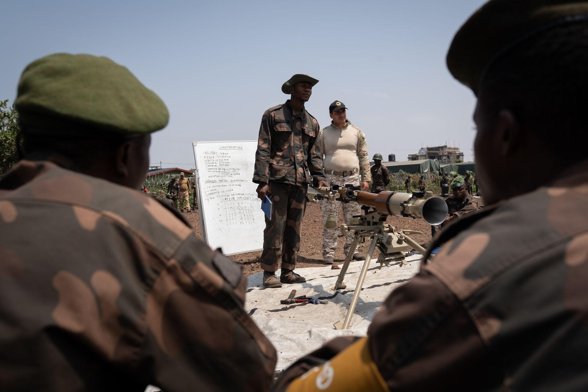 Instructori români cu soldați congolezi la o tabără de antrenament în aeroportul din Goma, RDC, pe 28 august 2024. Foto: Andreea Câmpeanu