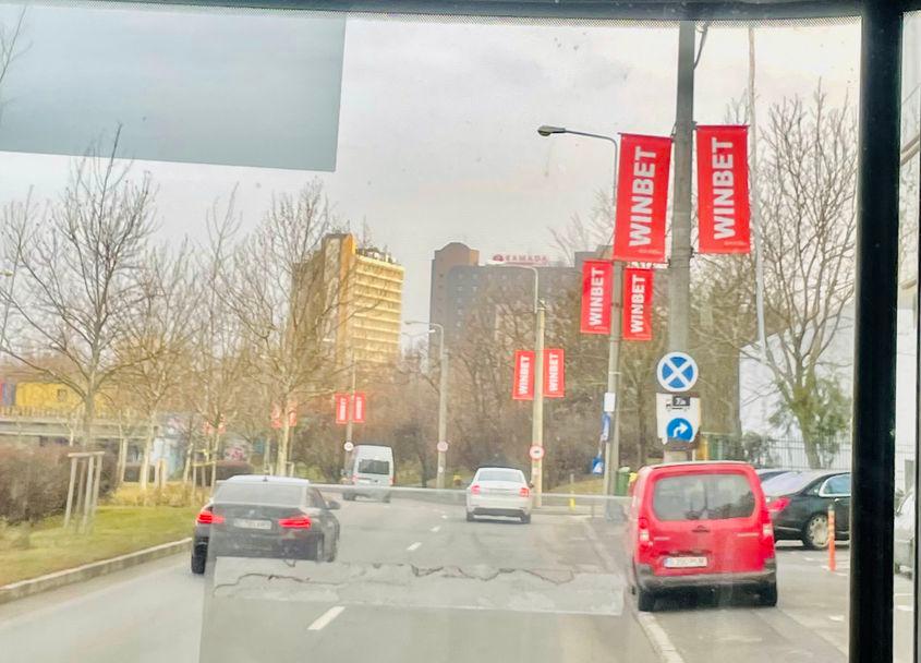 Ce vede în martie 2023 un pasager din autobuzul 331, pe Bd-ul Poligrafiei din București.