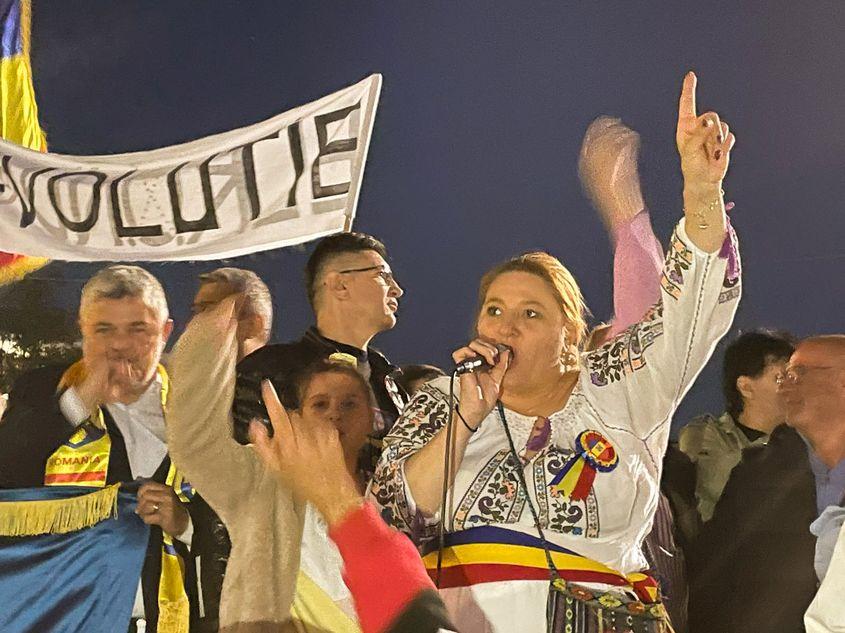 Senatoarea Diana Șoșoacă a îndemnat la „Revoluție”, în fața guvernuilui