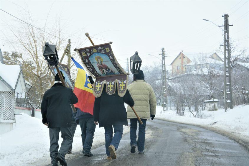 Toți bărbații cu armata făcută sunt înmormântați cu tricolor.
