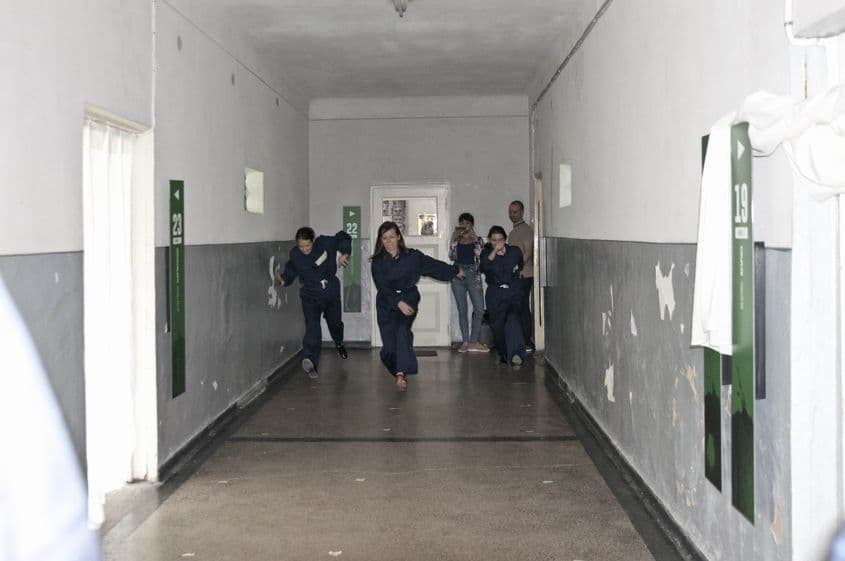 Activitate a deținuților, gândită de gardieni.