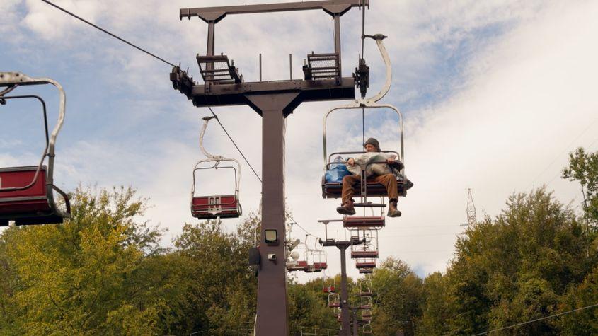 Imagine din filmul Kontinental ‘25, filmată în stațiunea Buscat din județul Cluj.