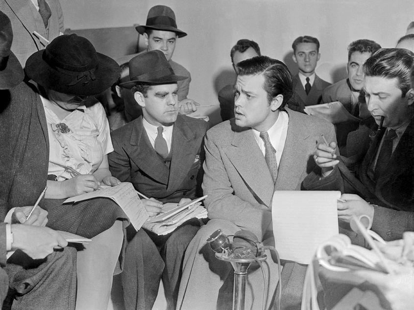 31 octombrie 1938. Orson Welles le explică reporterilor că nimeni de la CBS Radio n-a știut ce intenționa să facă. Foto: wikimedia.org