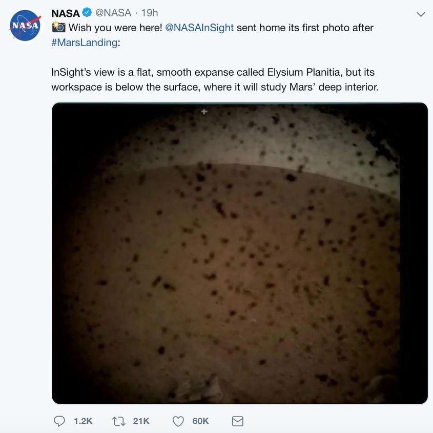 NASA a postat pe Twitter prima fotografie trimisă de InSight cu puțin timp înaintea amartizării.