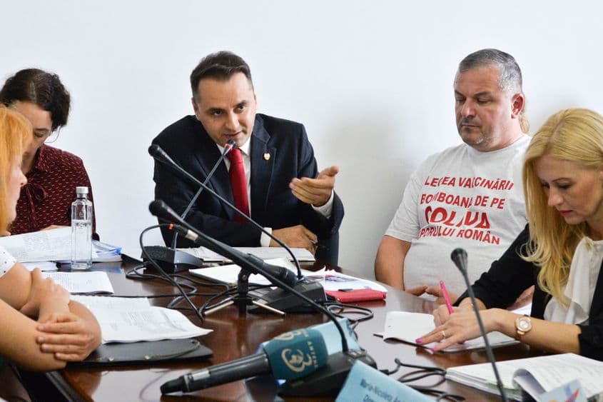 Cristian Lungu (cu cravată), senator PMP.