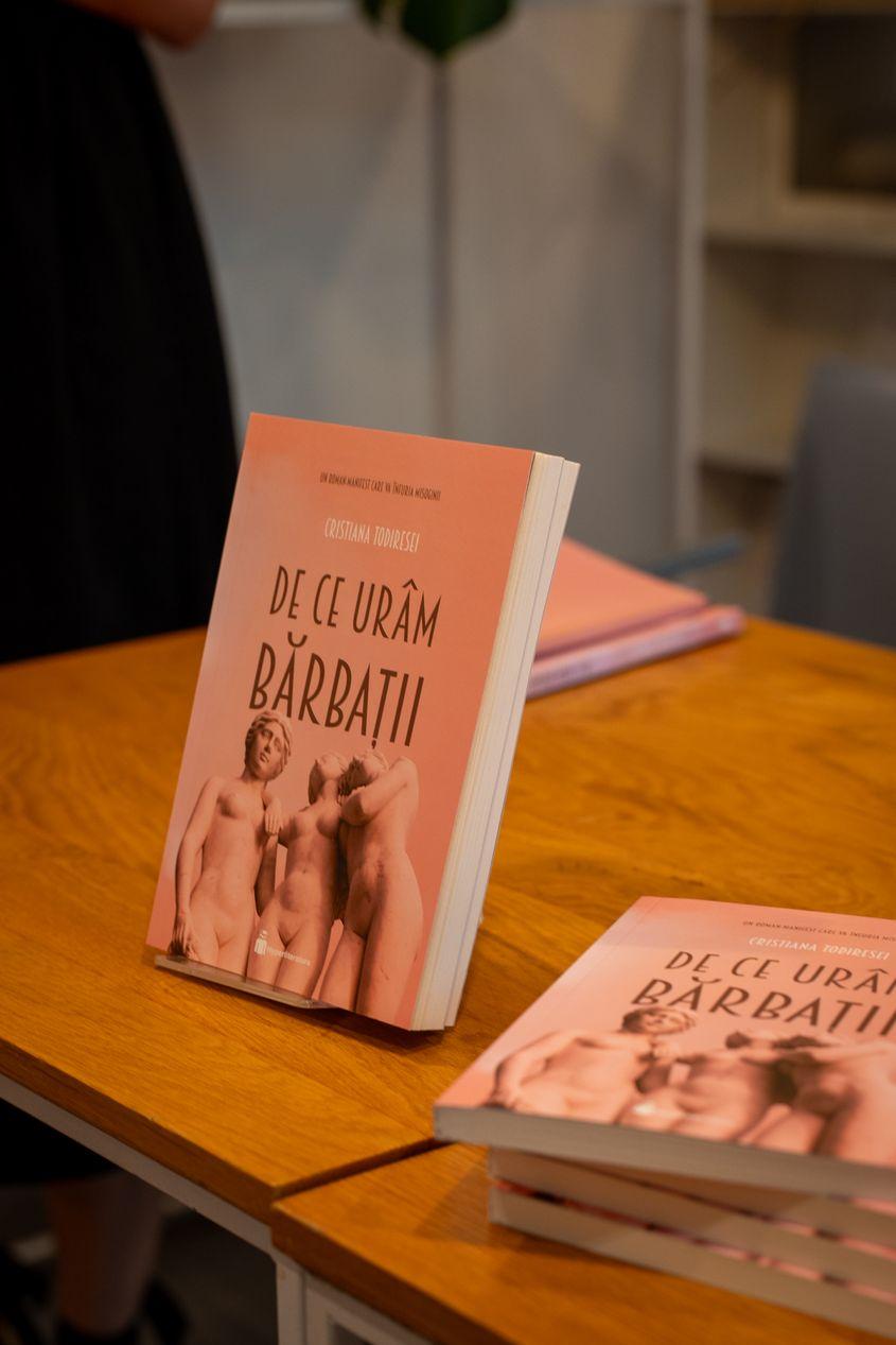 „De ce urâm bărbații”, cel mai recent roman al Cristianei Todiresei, este recomandat de Project F. Foto: Cremona Păun