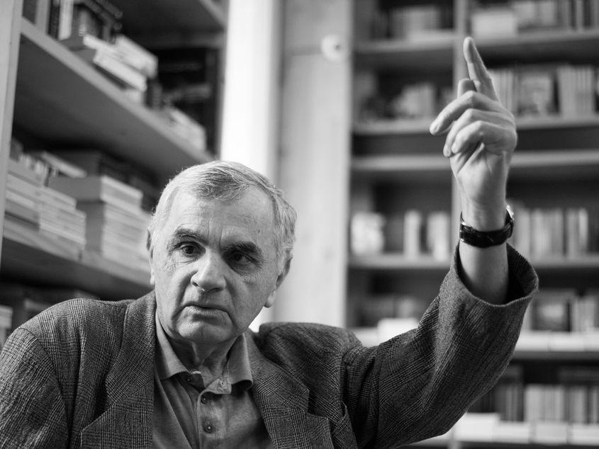 Jan Cornelius scrie cu un umor aparte povestea pendulării sale între Est și Vest. Foto: Raul Ștef
