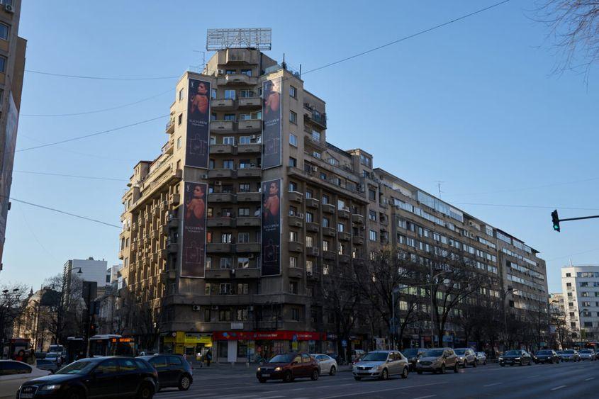 Blocul Wilson, un bloc de locuințe construit în 1933, una dintre clădirile puternic afectate puternic de cutremurul din 4 martie 1977. Foto: LCVA | <a target="_blank" href="https://www.dreamstime.com" target="_blank" rel="noreferrer noopener">Dreamstime.com</a>