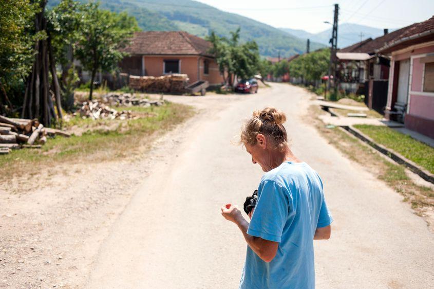 Lenuța își așteaptă frații acasă.