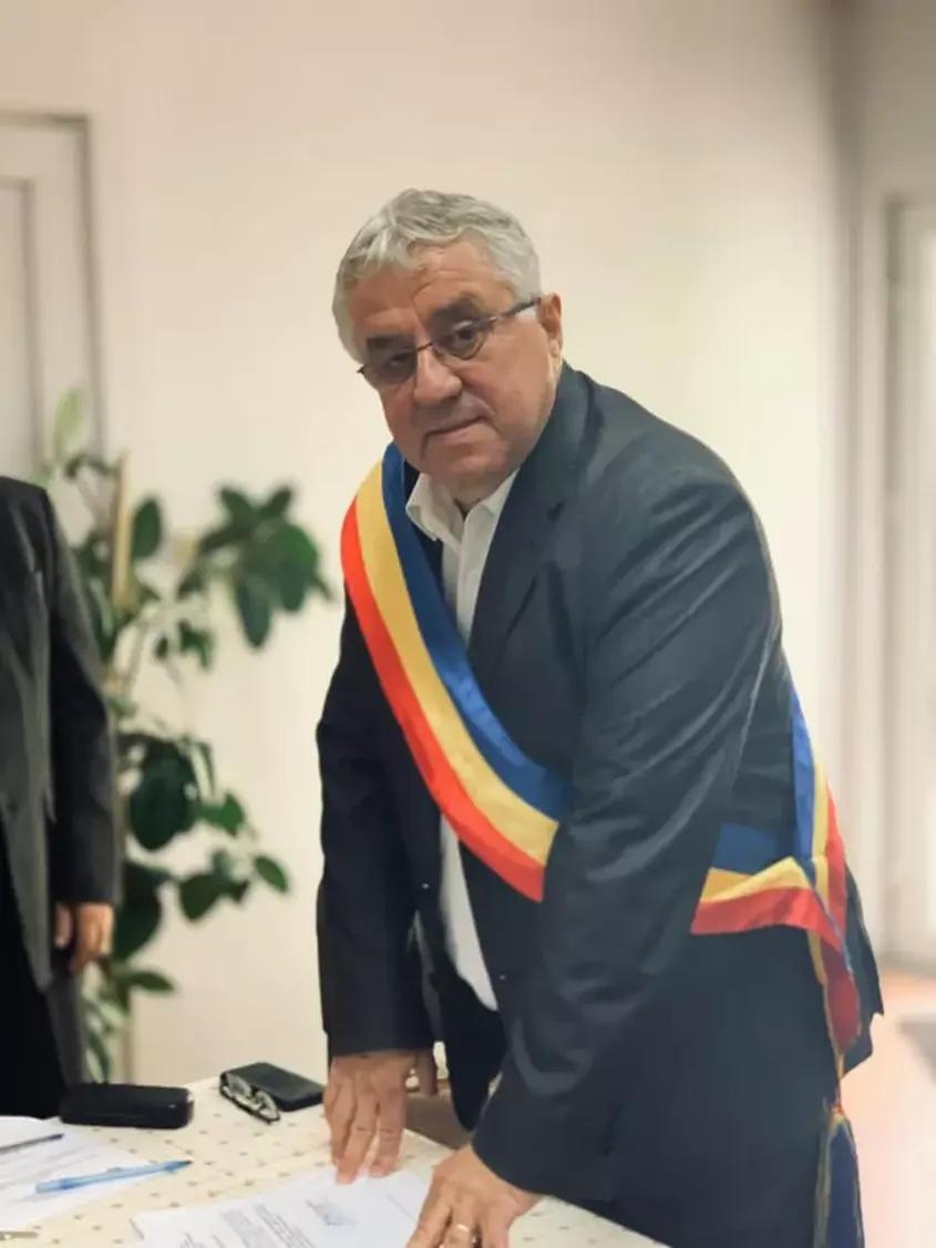 Teodor Pavel, primar în Recaș, declarat incompatibil, susține că își va ajuta fiul dacă va câștiga fotoliul de primar. Foto: Libertatea