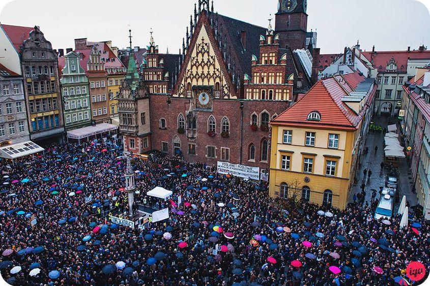 Imagine de la protestele de luni, 3 octombrie, din Polonia. Foto: Facebook