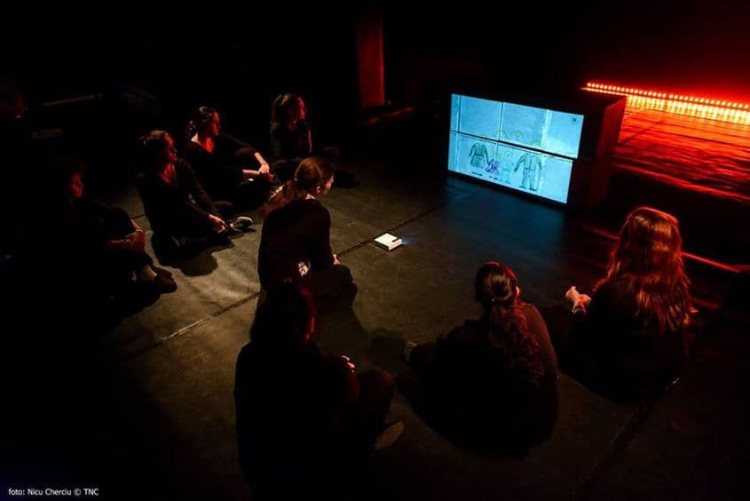 Monica Iacob-Ridzi în fața unui desen trimis de fiul ei, proiectat în cadrul spectacolului „Selfie”. Foto: Nicu Cherciu