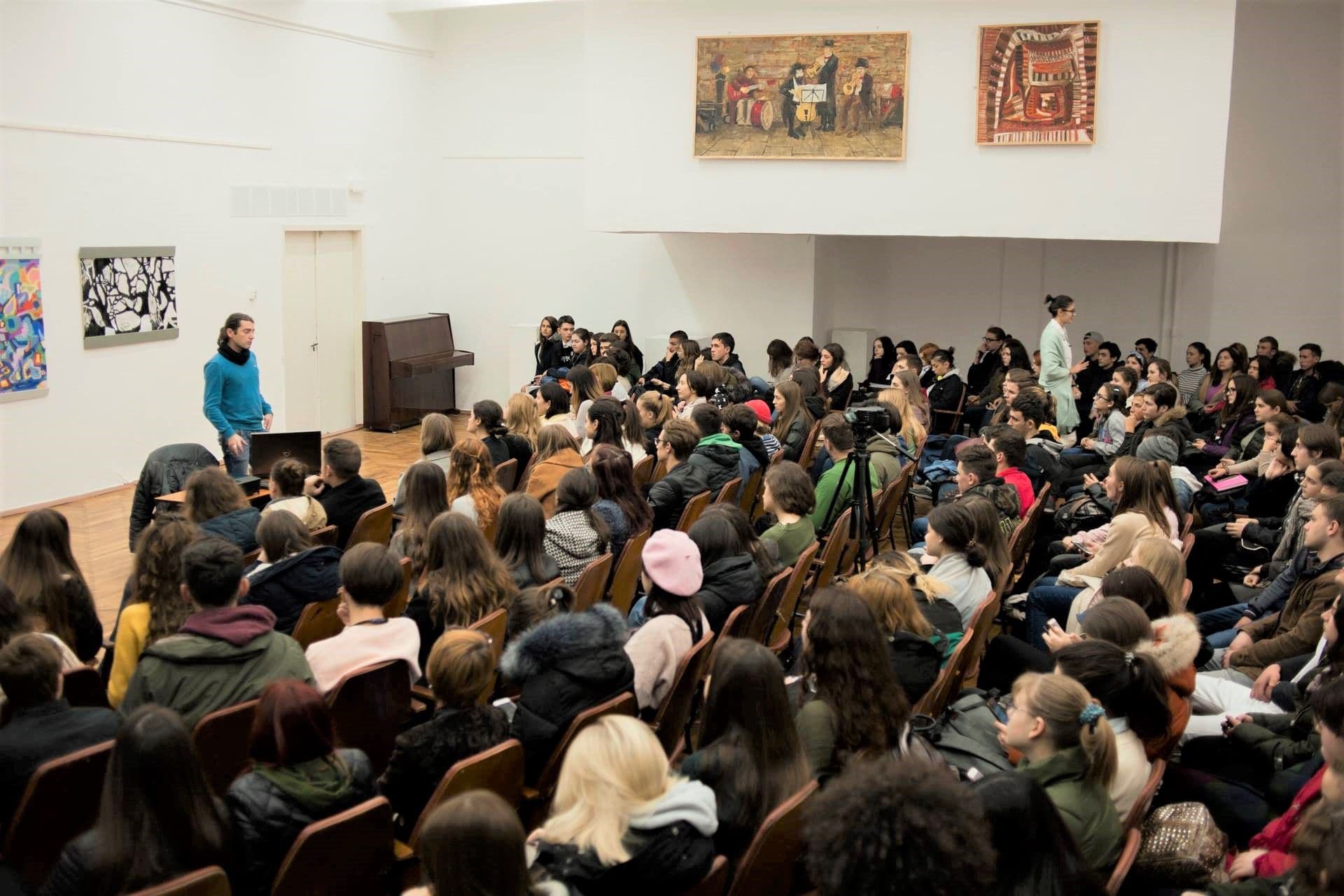 Andrei Gamart prezentare de artist la Colegiul Republican de Arte Plastice A. Plămădeală din Orhei în cadrul Arbor Master Classes in Art 2018. Foto arhiva ARBOR