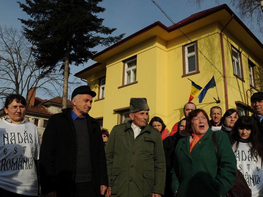 Un grup de săteni din Nadăș, în fața Judecătoriei Ineu. Foto: Lucian Muntean