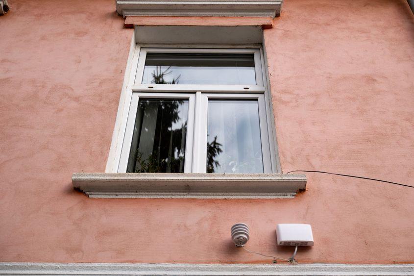Senzor de monitorizare a calității aerului amplasat pe fațada unei clădiri din centrul orașului Sebeș. Foto: Raul Ștef