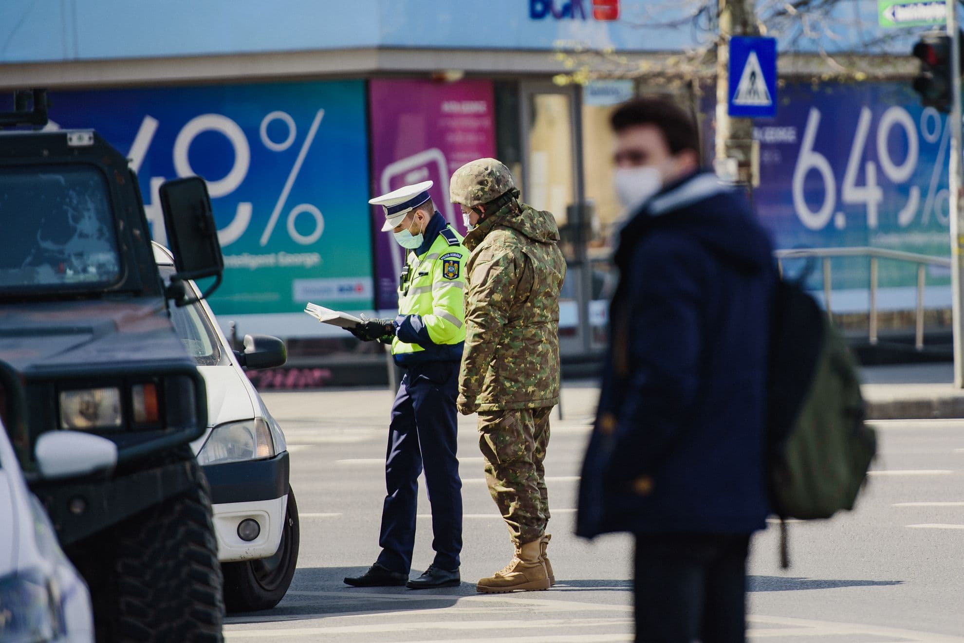 În Piața Romană sunt opriți atât pietoni, cât și șoferi, pentru a li se verifica declarațiile pe proprie răspundere. Foto: Ioana Epure
