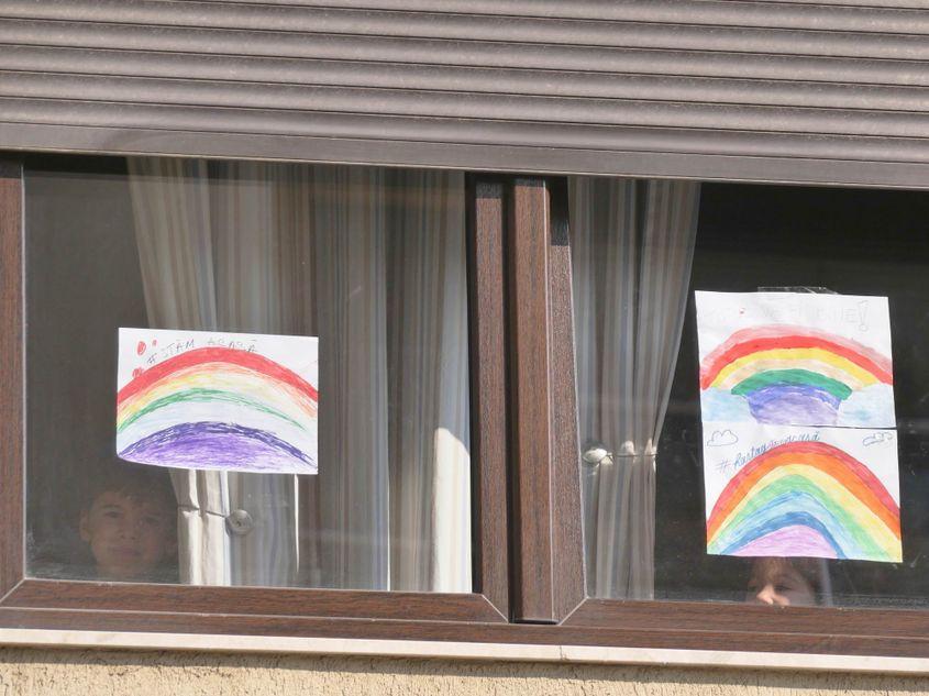 Copiii stau acasă și transmit mesajul #totulvafibine. Foto Lucian Muntean