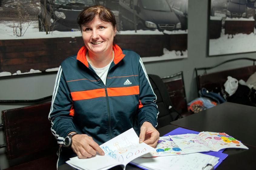 Luminița cu desenele fiicei sale. Foto: Raul Ștef