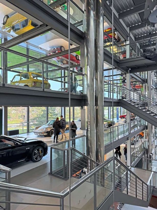 Producători internaționali și naționali sunt expuși la Autostadt din Wolfsburg. foto: derstandard / Fabian Sommavilla