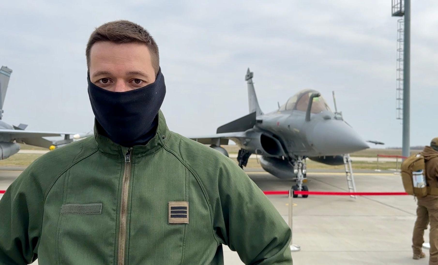 Max, pilot francez, unul dintre cei doi piloți ai avioanelor F-16 care au participat la exercițiul NATO de la Borcea. Foto: Carolina Drüten