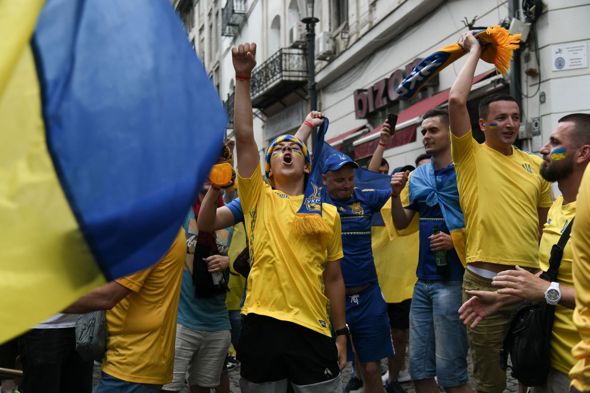 Suporteri austrieci si ucraienieni sarbatoresc in Centrul Vechi inaintea partidei de fotbal din cadrul grupei C a UEFA EURO 2020, disputata la Bucuresti, pe Arena Nationala, 21 iunie 2021. Inquam Photos / Alberto Groșescu